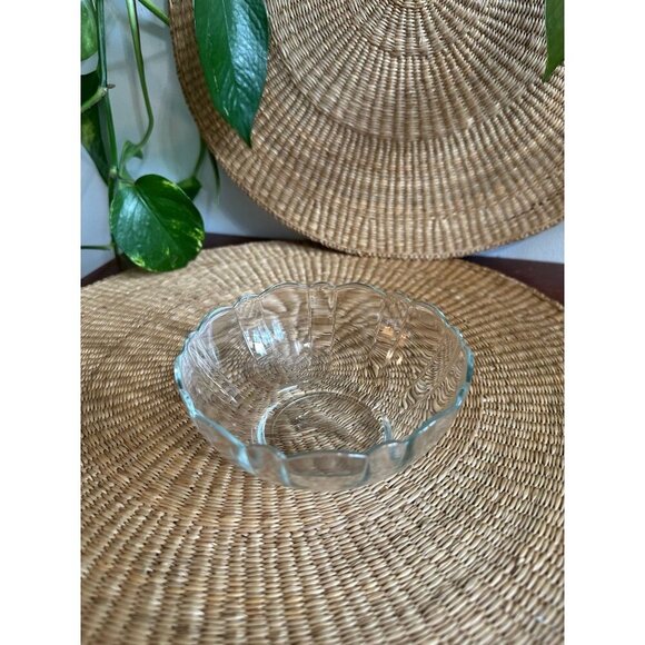 Small glass scalloped bowl - Picture 2 of 8